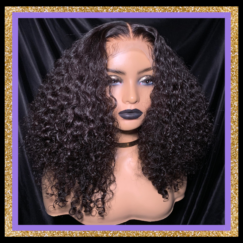 A mannequin head displaying a wig with curly hair, wearing a comb at the nape and an adjustable elastic band.